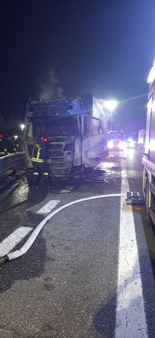 Incendio su A14: camion di latte in fiamme, autista salvo